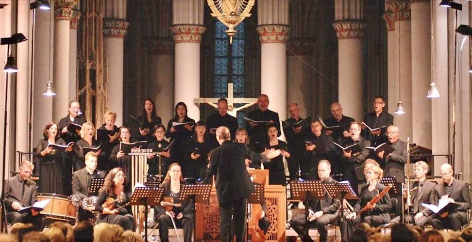 Ein Chor und ein Orchester treten in einer Kirche auf