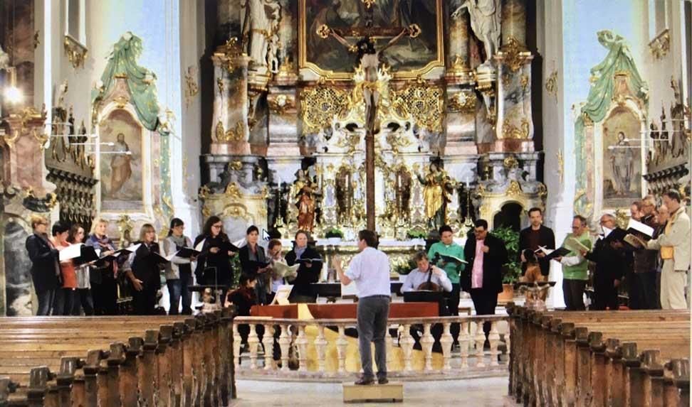 Ein Mann steht vor einem Chor in einer Kirche