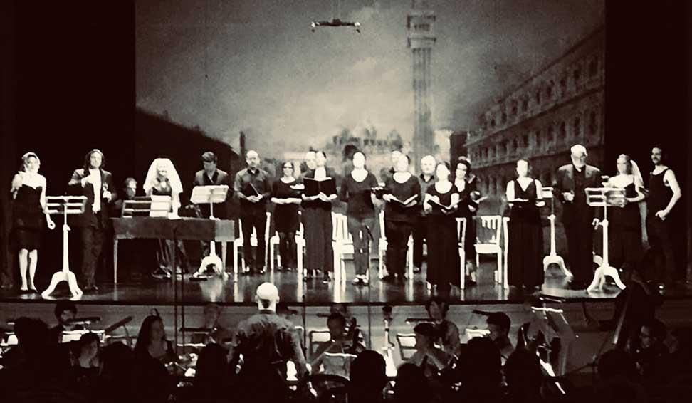 Ein Schwarzweißfoto einer Gruppe von Menschen auf einer Bühne