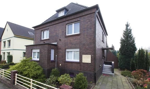 Ein Backsteinhaus mit einem Schild darauf, auf dem