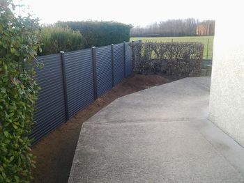 Pose de clôture en panneau composite