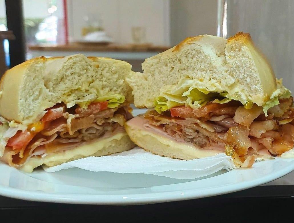 Un sándwich se corta por la mitad en un plato blanco.