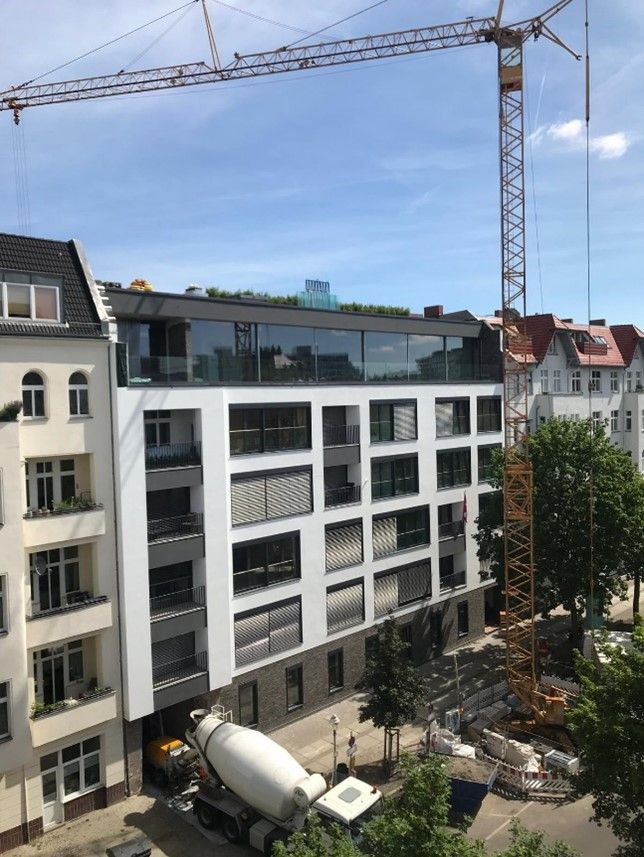 Ein im Bau befindliches Gebäude mit einem Kran im Hintergrund