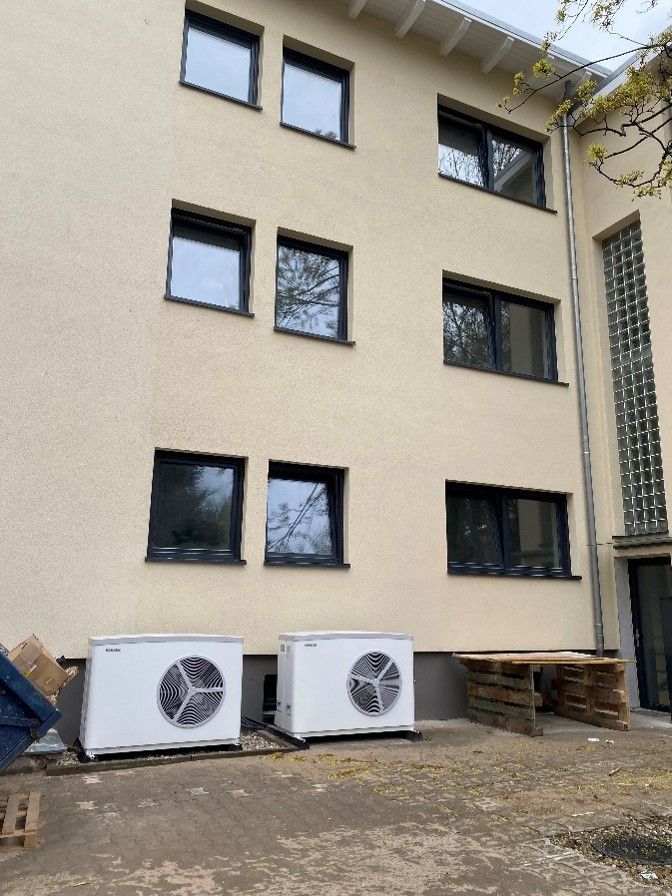 Zwei Klimaanlagen stehen außerhalb eines Gebäudes