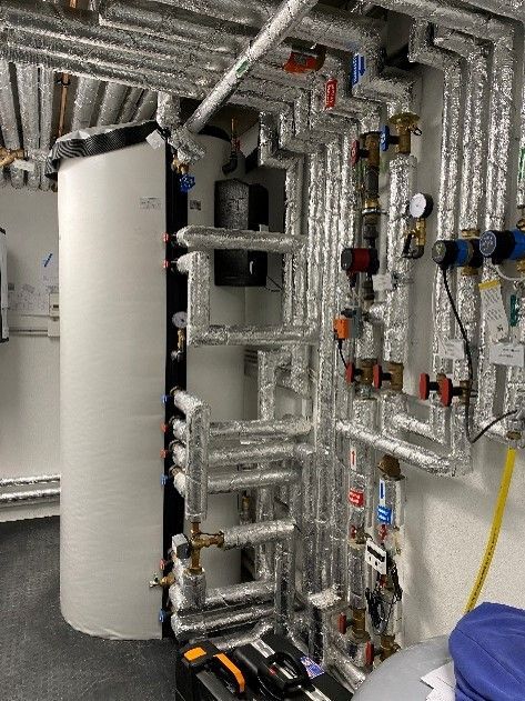 Ein Raum mit vielen Rohren an der Wand