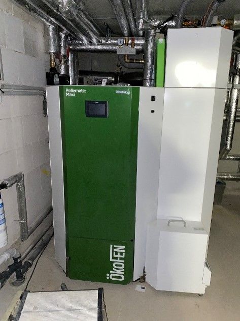 In einem Raum steht eine grün-weiße Maschine.