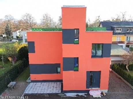 Eine Luftaufnahme eines orange-schwarzen Gebäudes