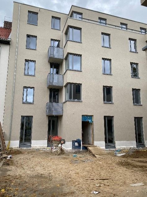 Ein großes Gebäude mit vielen Fenstern und Balkonen