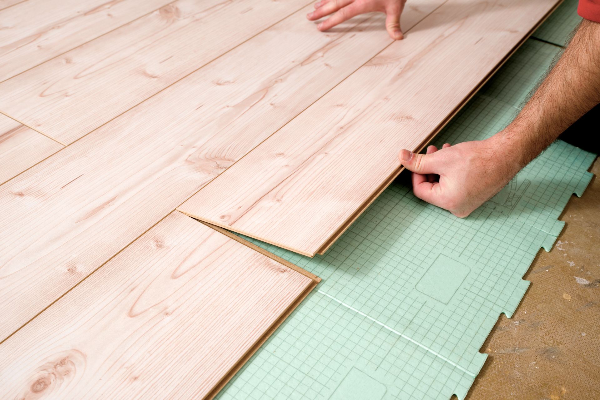 Bild von Bodenbelagsarbeiten, Boden wird mit der Hand verlegt