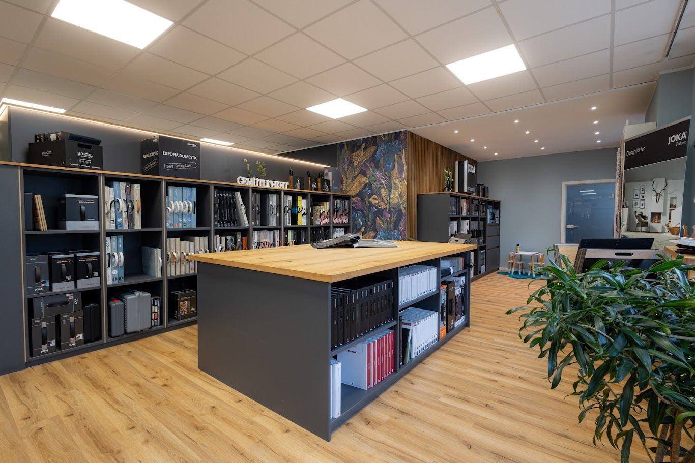 In der Mitte des Raumes befindet sich eine große Insel.