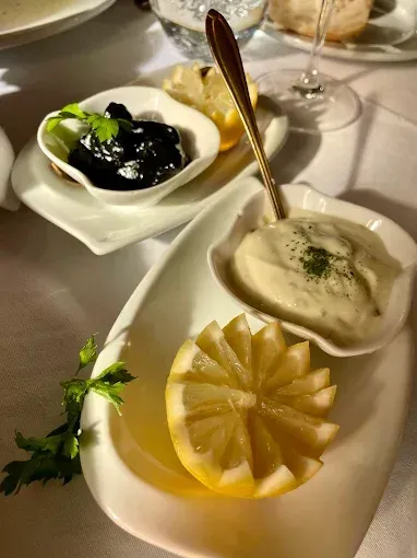 Un plato de comida con una rodaja de limón encima.