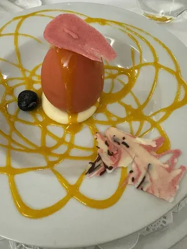 Un primer plano de un postre en un plato blanco.