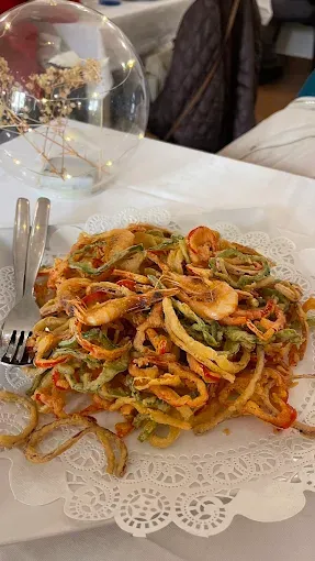 Un primer plano de un plato de comida sobre una mesa con un tenedor.