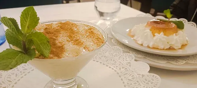 Dos postres están sentados en una mesa uno al lado del otro.