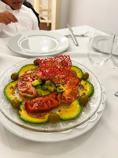 Un primer plano de un plato de comida sobre una mesa.
