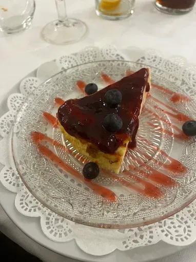 Una rebanada de tarta de queso con arándanos en un plato