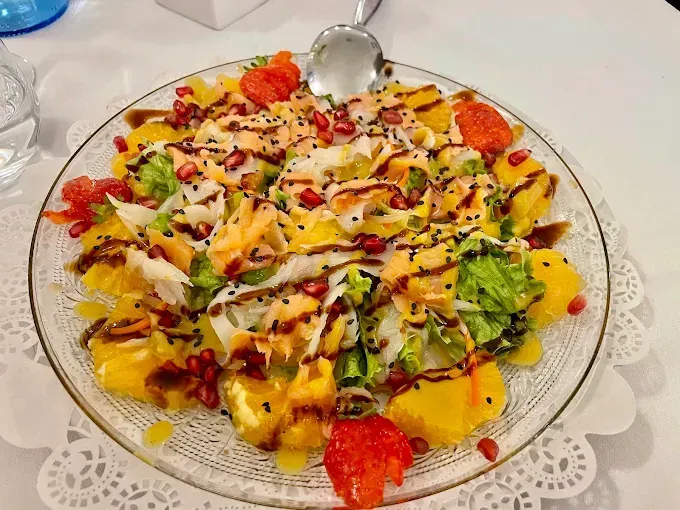 Un primer plano de un plato de comida con una cuchara sobre una mesa.