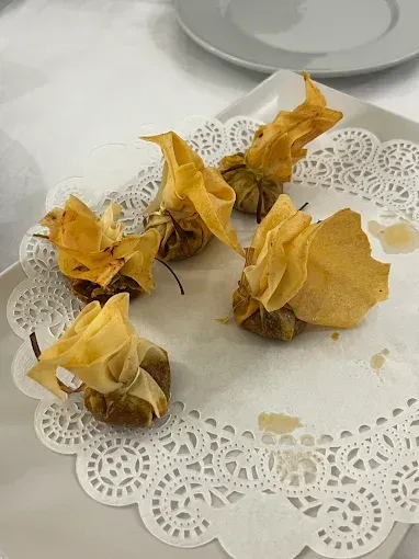 Un primer plano de un plato de comida en una servilleta sobre una mesa.