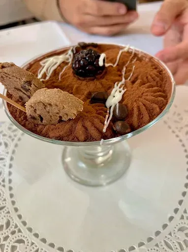 Un primer plano de un postre en un vaso sobre una mesa.