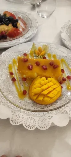 Un primer plano de un plato de comida sobre una mesa.