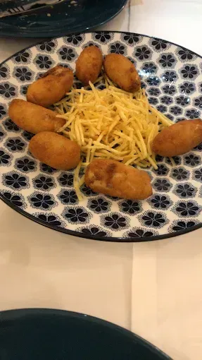 Un primer plano de un plato de comida sobre una mesa.