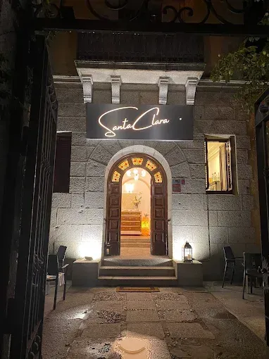 Un edificio con un cartel que dice Santa Clara.