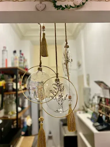 Un montón de vidrios colgando del techo de una habitación.