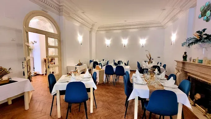 Un gran comedor con mesas y sillas y chimenea.
