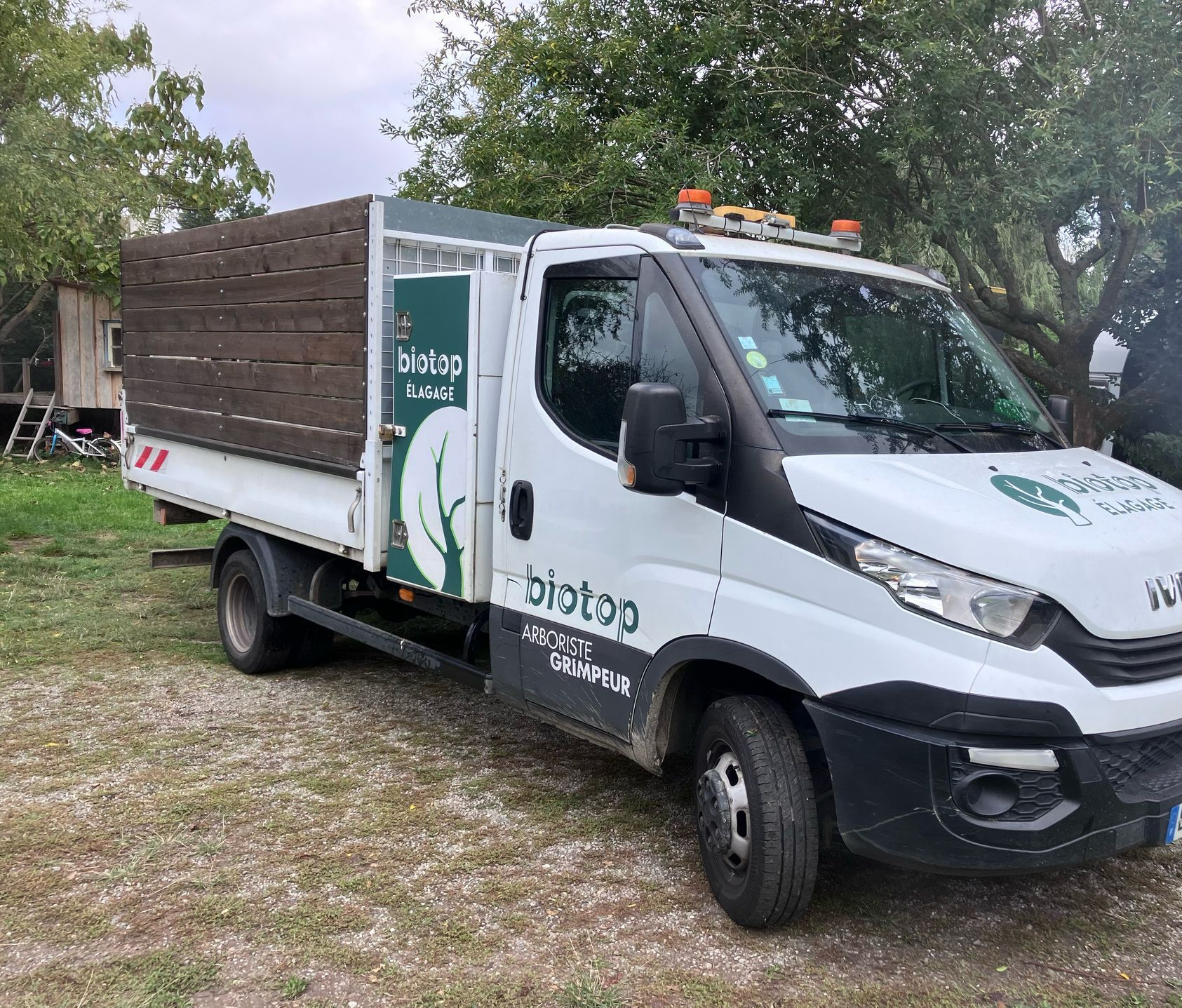 Le camion benne pour ramasser les déchets