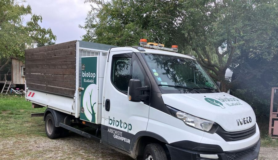 Camion de l'entreprise Biotop Élagage