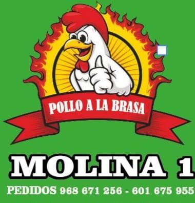 Mascota de pollo sonriente haciendo un pulgar hacia arriba, rodeada de llamas, pancarta