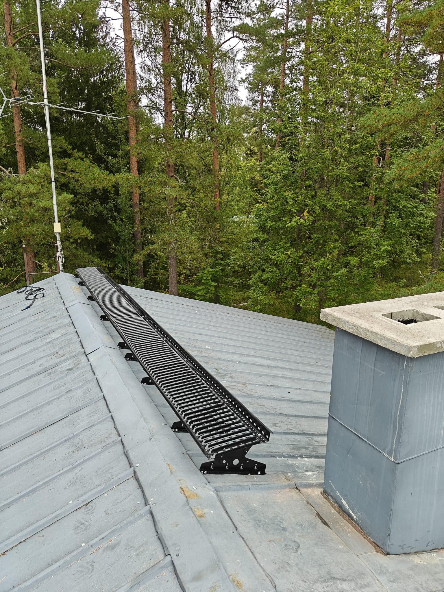 Valmis sadevesijärjestelmän poistoputki ja kaivo, joka ohjaa vedet turvallisesti pois rakennuksen vierustalta.