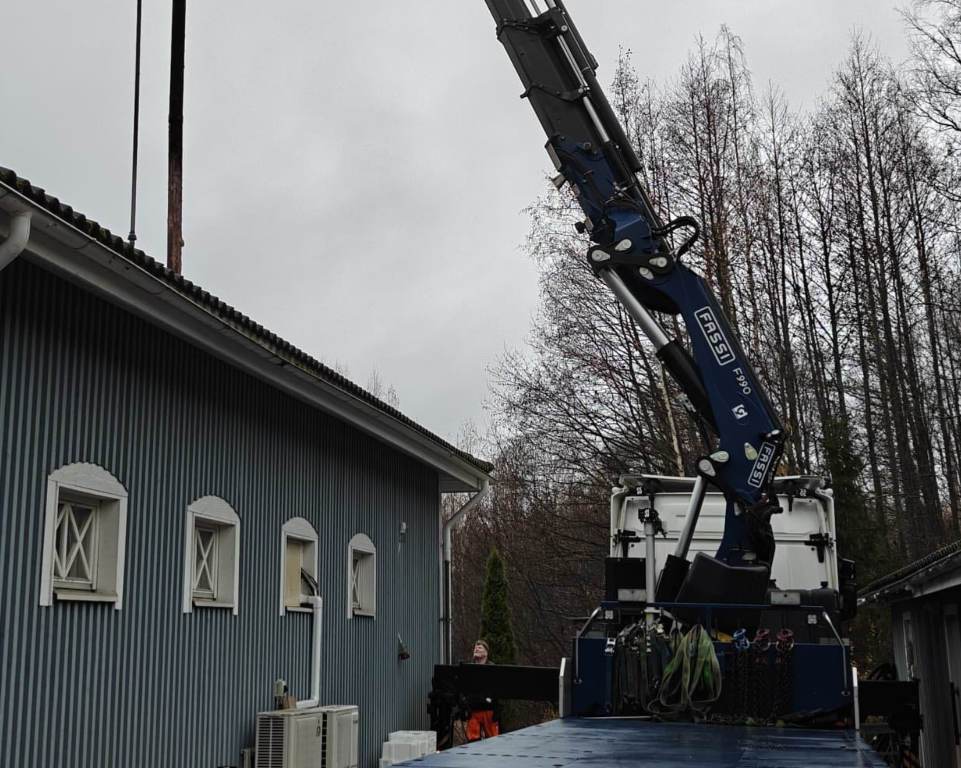 Sadevesijärjestelmän maanrakennustyöt ja putkien asennus talon perustusten suojaamiseksi kosteudelta.