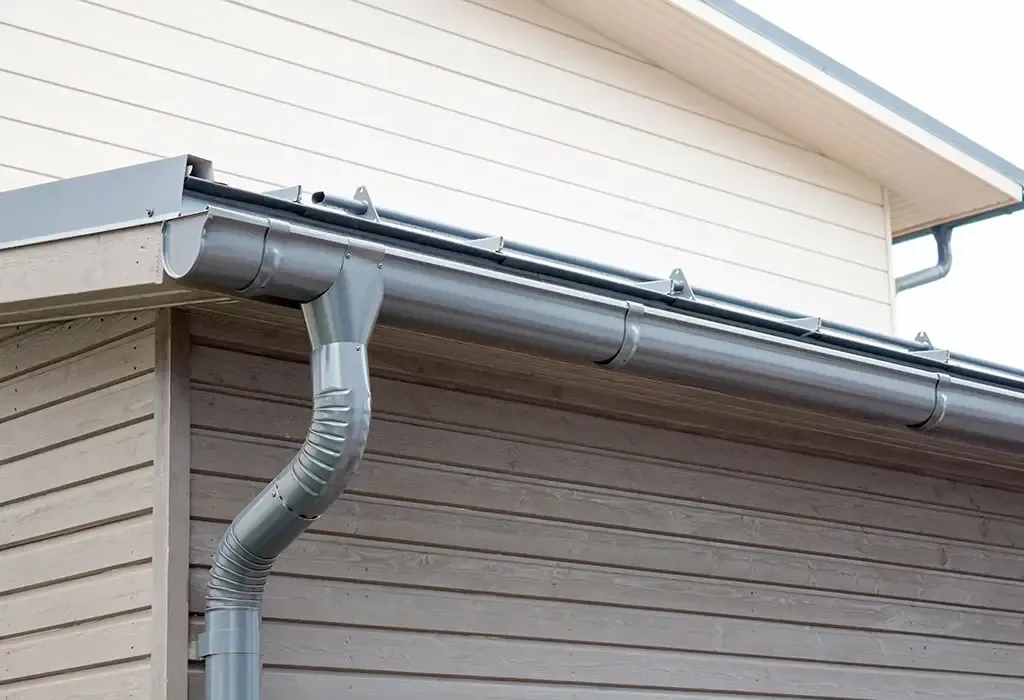 Sadevesijärjestelmän maanrakennustyöt ja putkien asennus talon perustusten suojaamiseksi kosteudelta.