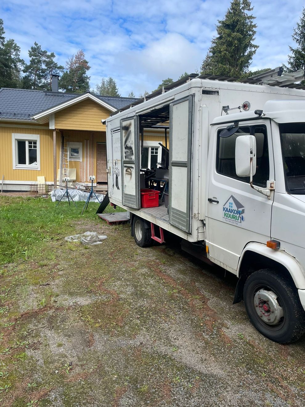 Kaakon Kourun asennusauto omakotitalon pihalla rännien asennustyömaan yhteydessä Kymenlaaksossa.