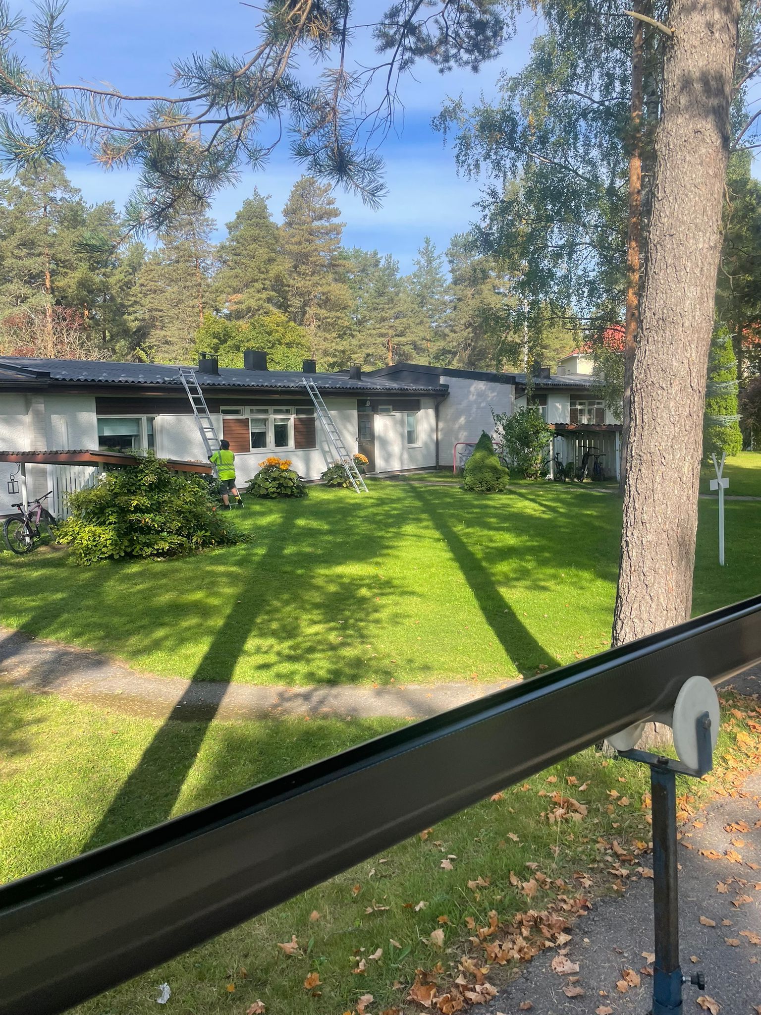 Valmis sadevesijärjestelmän poistoputki ja kaivo, joka ohjaa vedet turvallisesti pois rakennuksen vierustalta.