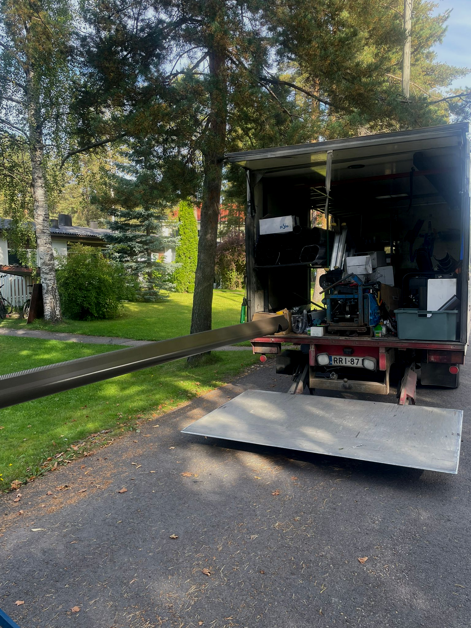 Valmis sadevesijärjestelmän poistoputki ja kaivo, joka ohjaa vedet turvallisesti pois rakennuksen vierustalta.