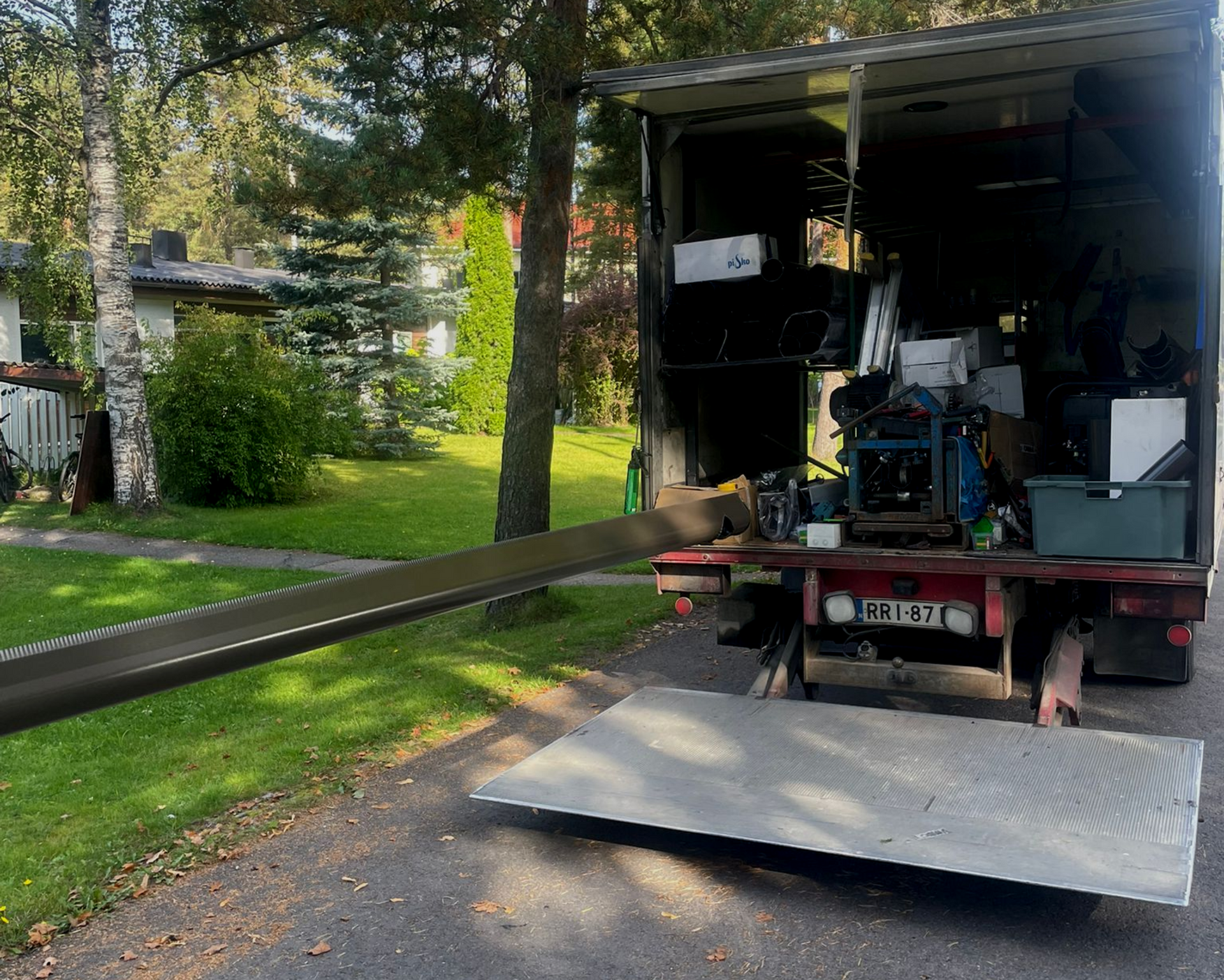 Kaakon Kourun pakettiauto ja asennuskalusto saapuneena kohteeseen, valmiina kattotöihin ja ränniasennuksiin Etelä-Karjalassa.