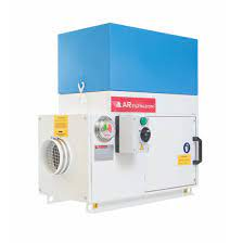 Industrieller Staubabscheider in Weiß und Blau mit grünem Ein-/Ausschalter und Manometer.