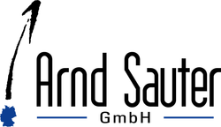 Logo: "Arnd Sauter GmbH" mit einem nach oben gerichteten Pfeil und einer blauen Umrandung von Deutschland.