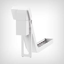 Weiße, abgewinkelte Architekturleuchte, möglicherweise für den Außenbereich.