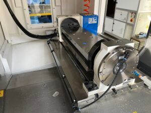 CNC-Maschine mit drehbarem Spannfutter, verwendet für die maschinelle Bearbeitung.