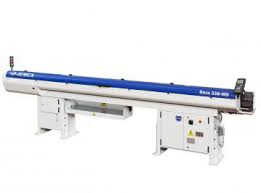 Lange, industrielle Maschine mit weiß-blauem Gehäuse auf einem weißen Ständer.