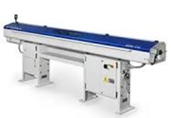 Lange, weiß-blaue Industriemaschine mit Stützbeinen.