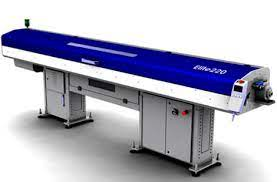 Industriemaschine EW-220 in Blau-Weiß mit Bedienfeld, montiert auf Metallträgern.