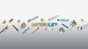 Sortiment an Metallbearbeitungswerkzeugen und Schneideinsätzen, das sich um das Logo „SPEED UP“ dreht.