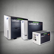 Drei industrielle Kühlgeräte unterschiedlicher Größe, beschriftet mit „LubiCool“. Schwarz-weiß, vor grauem Hintergrund.