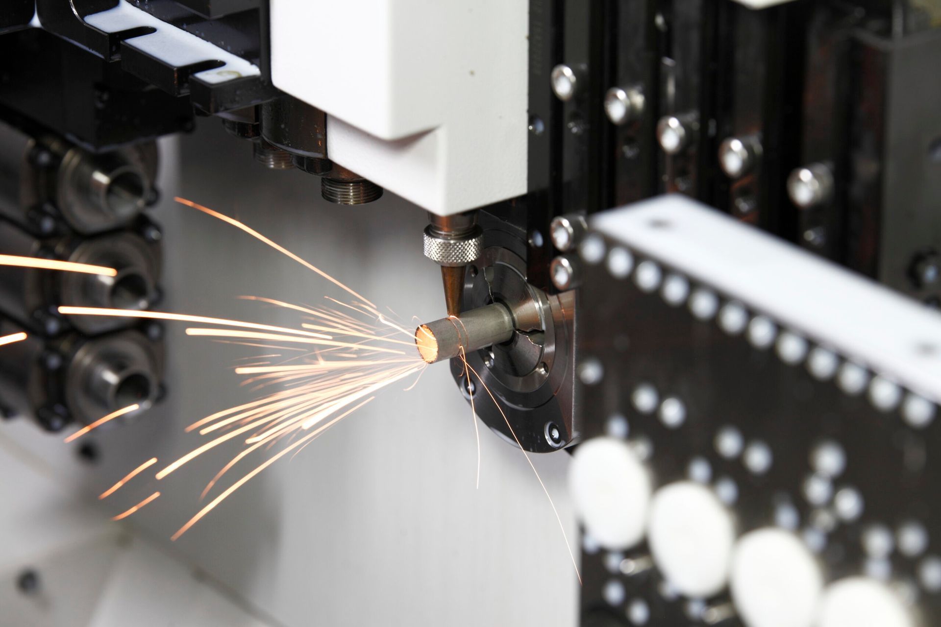 Laserschneiden eines kleinen Metallrohrs, Funken sprühen.