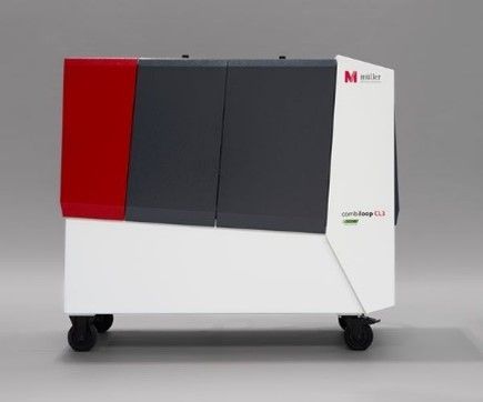 Ein großer Industriedrucker auf Rädern; weiße, rote und dunkelgraue Paneele mit einem „M“-Logo.