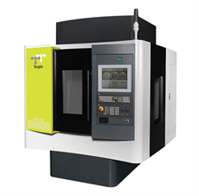 CNC-Fräsmaschine mit Bedienfeld und gelber Tür.